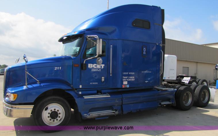 image for item 3518 2000 International 9400i Eagle semi truck