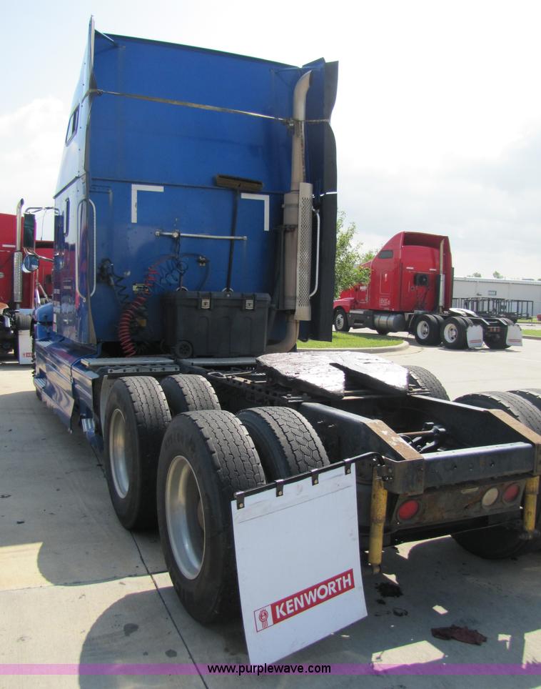 image for item 3518 2000 International 9400i Eagle semi truck