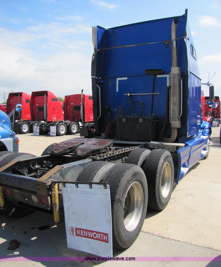 image for item 3518 2000 International 9400i Eagle semi truck