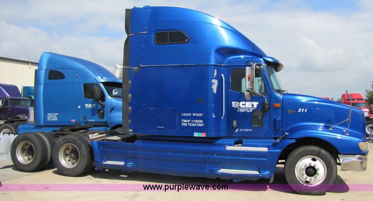 image for item 3518 2000 International 9400i Eagle semi truck