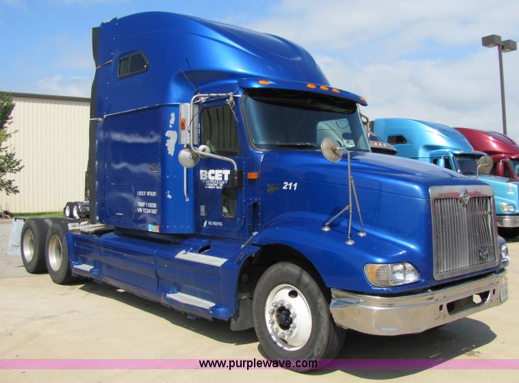 image for item 3518 2000 International 9400i Eagle semi truck