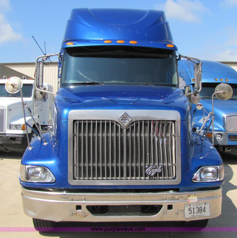 image for item 3518 2000 International 9400i Eagle semi truck