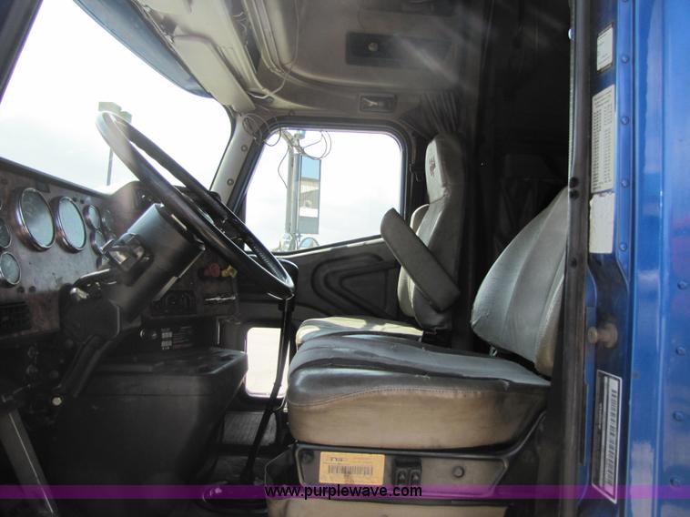 image for item 3518 2000 International 9400i Eagle semi truck