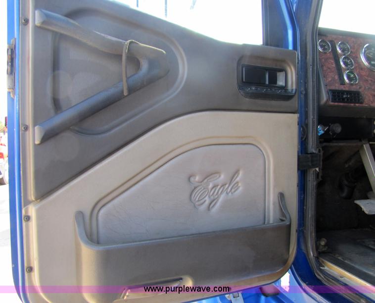 image for item 3518 2000 International 9400i Eagle semi truck