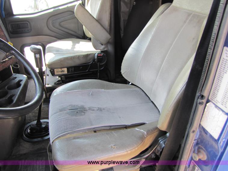 image for item 3518 2000 International 9400i Eagle semi truck