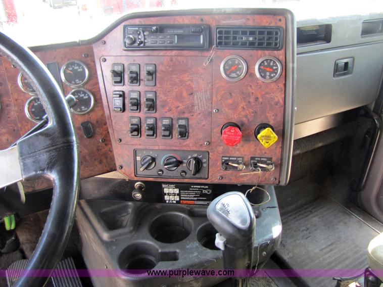 image for item 3518 2000 International 9400i Eagle semi truck