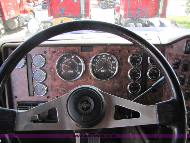 image for item 3518 2000 International 9400i Eagle semi truck