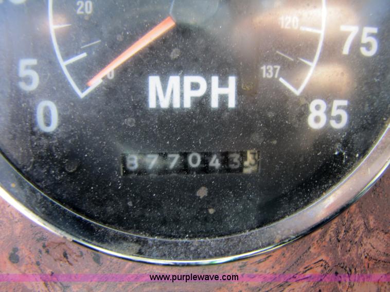 image for item 3518 2000 International 9400i Eagle semi truck