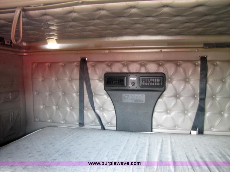 image for item 3518 2000 International 9400i Eagle semi truck