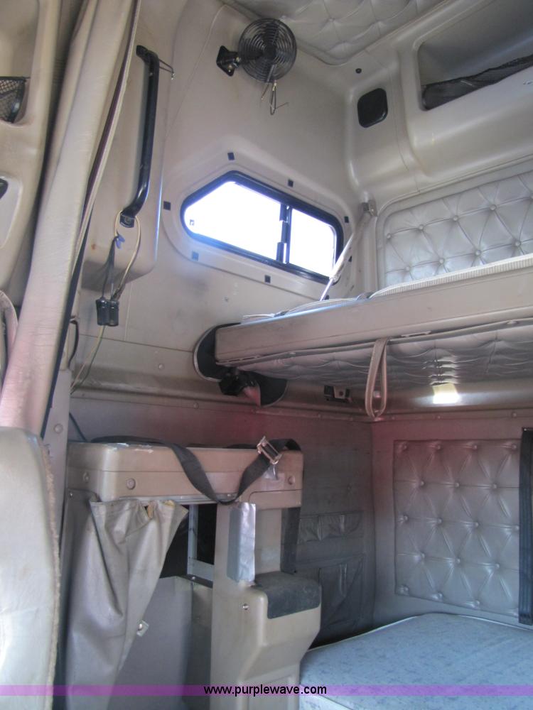 image for item 3518 2000 International 9400i Eagle semi truck