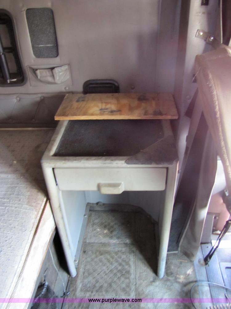 image for item 3518 2000 International 9400i Eagle semi truck