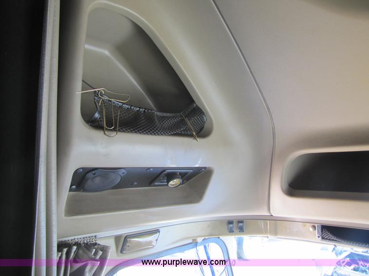 image for item 3518 2000 International 9400i Eagle semi truck