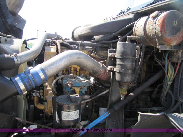 image for item 3518 2000 International 9400i Eagle semi truck