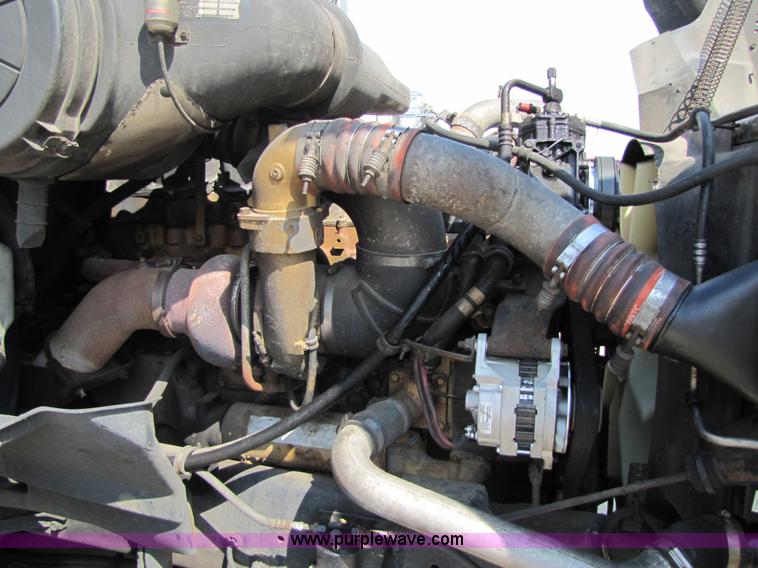 image for item 3518 2000 International 9400i Eagle semi truck