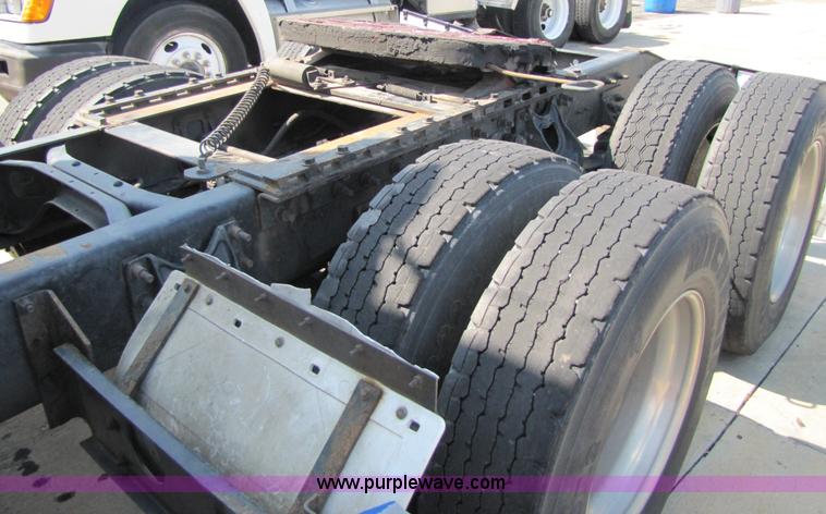 image for item 3518 2000 International 9400i Eagle semi truck