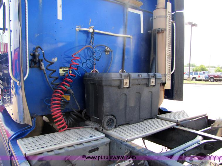 image for item 3518 2000 International 9400i Eagle semi truck