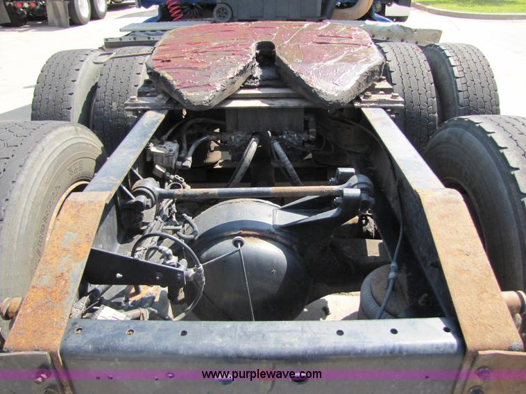 image for item 3518 2000 International 9400i Eagle semi truck