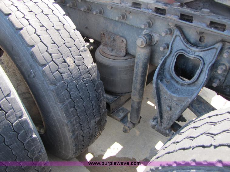 image for item 3518 2000 International 9400i Eagle semi truck