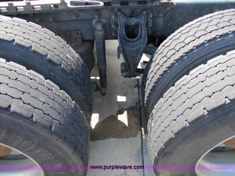 image for item 3518 2000 International 9400i Eagle semi truck