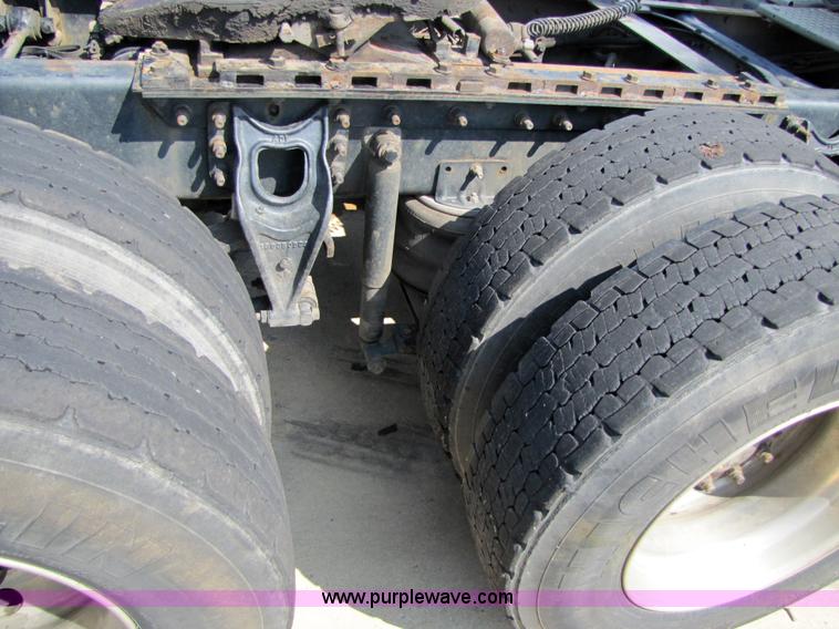 image for item 3518 2000 International 9400i Eagle semi truck