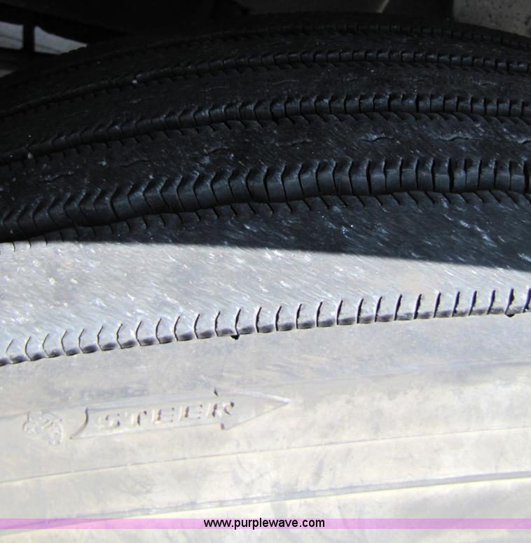 image for item 3518 2000 International 9400i Eagle semi truck