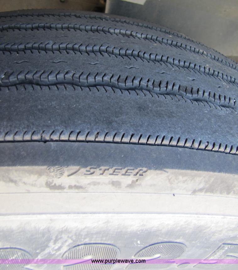 image for item 3518 2000 International 9400i Eagle semi truck