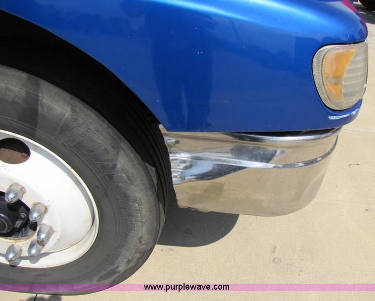 image for item 3518 2000 International 9400i Eagle semi truck