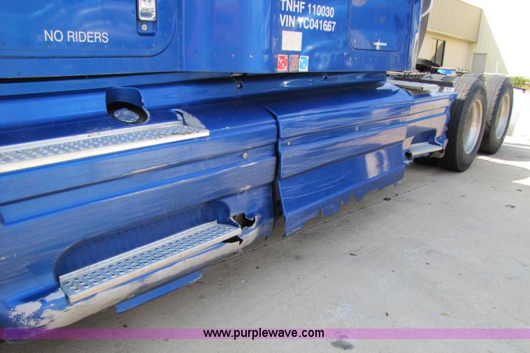 image for item 3518 2000 International 9400i Eagle semi truck