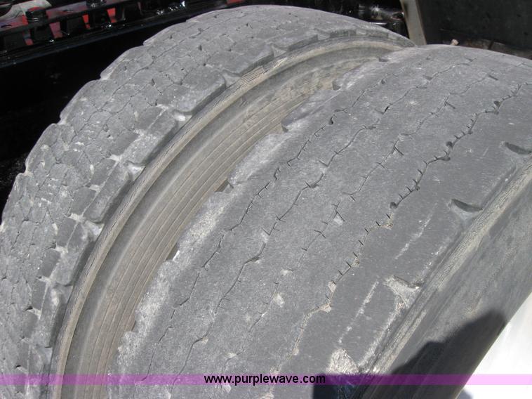 image for item 5027 2004 Kenworth T2000 semi truck