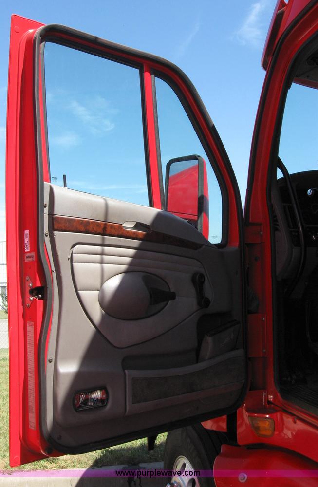 image for item 5027 2004 Kenworth T2000 semi truck