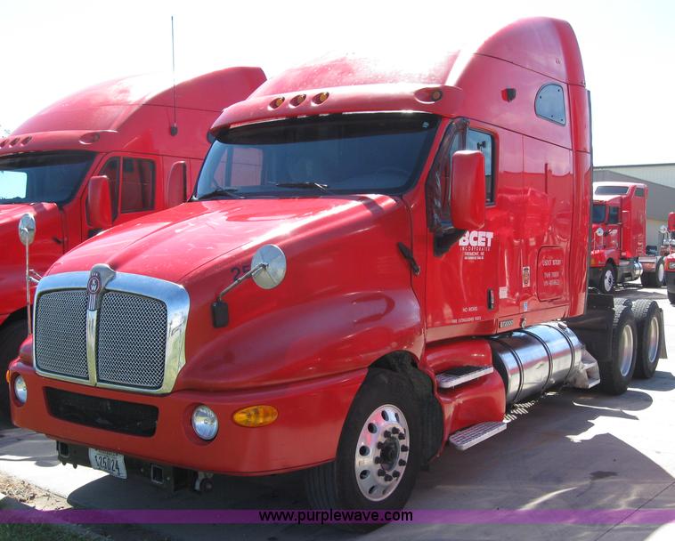 image for item 5028 2004 Kenworth T2000 semi truck