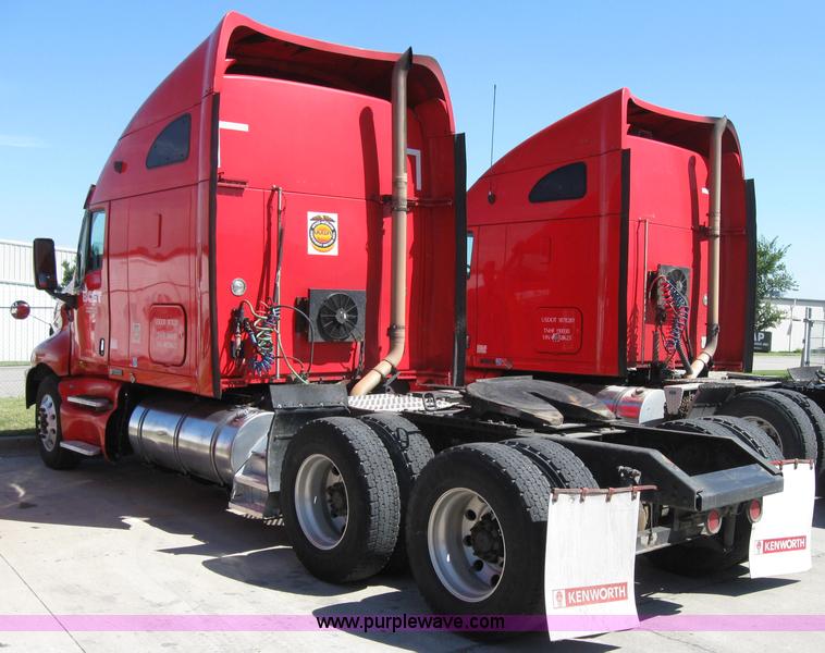 image for item 5028 2004 Kenworth T2000 semi truck