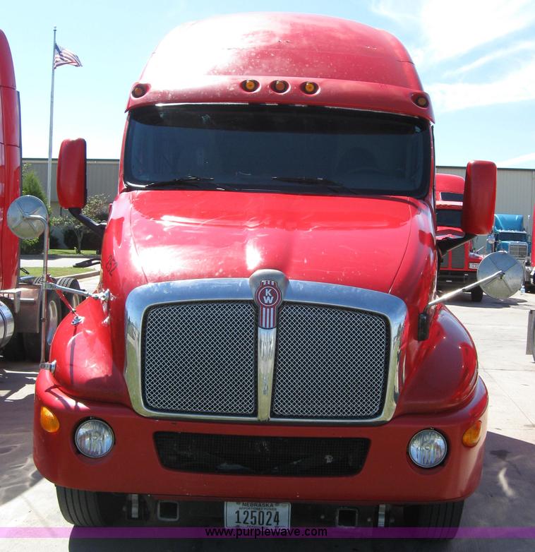 image for item 5028 2004 Kenworth T2000 semi truck