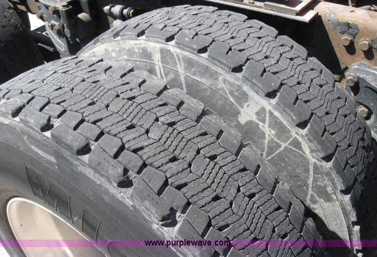 image for item 5028 2004 Kenworth T2000 semi truck