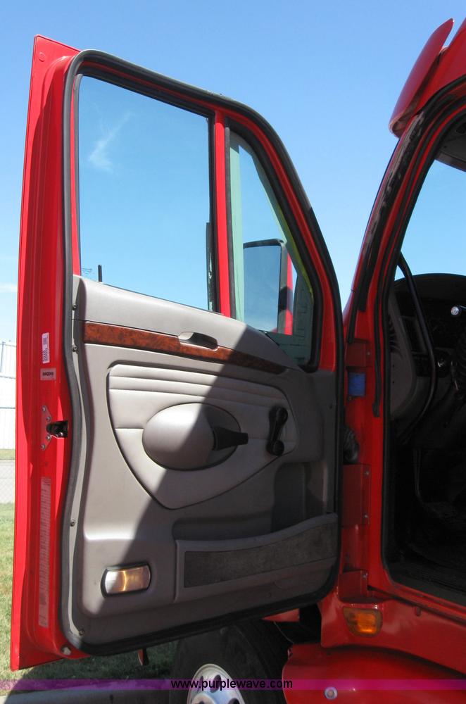 image for item 5028 2004 Kenworth T2000 semi truck