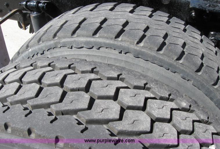 image for item 5029 2004 Kenworth T2000 semi truck