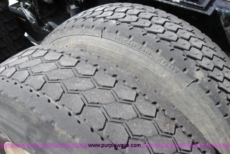 image for item 5029 2004 Kenworth T2000 semi truck