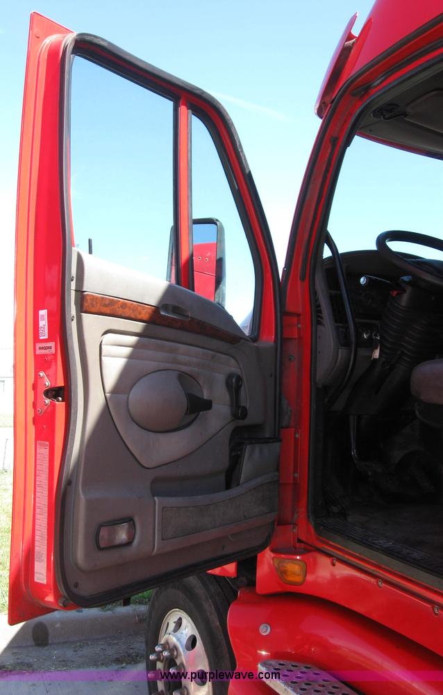 image for item 5029 2004 Kenworth T2000 semi truck