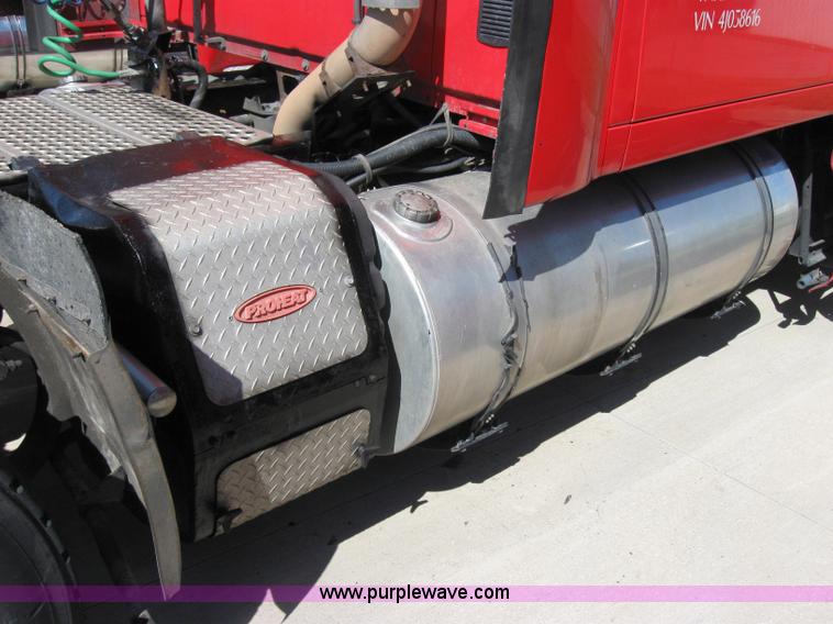 image for item 5030 2004 Kenworth T2000 semi truck