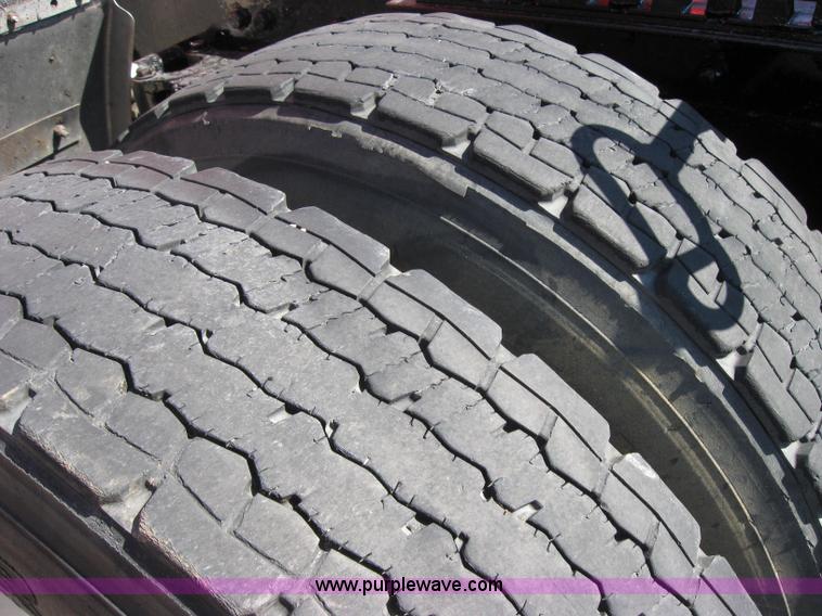 image for item 5031 2004 Kenworth T2000 semi truck