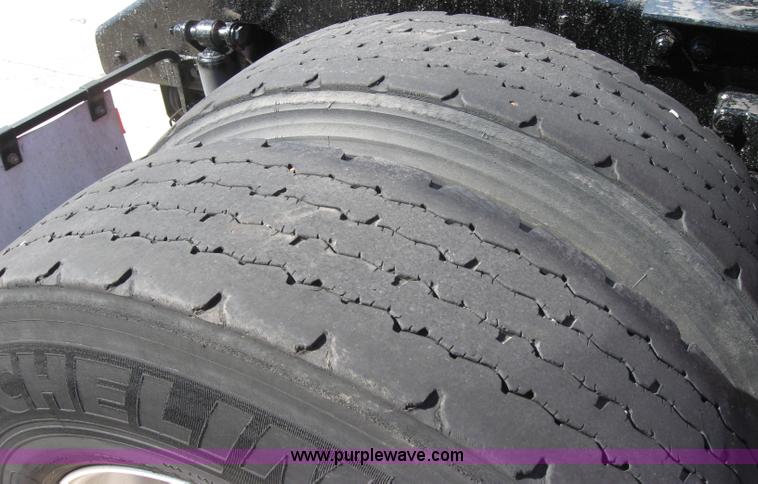 image for item 5031 2004 Kenworth T2000 semi truck