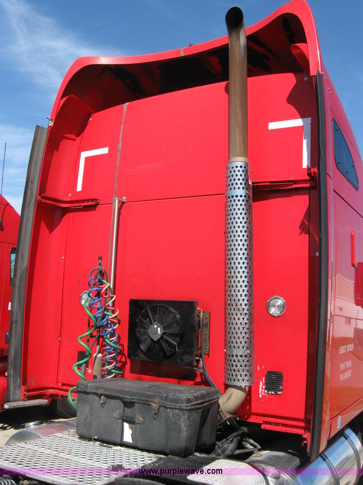 image for item 5031 2004 Kenworth T2000 semi truck