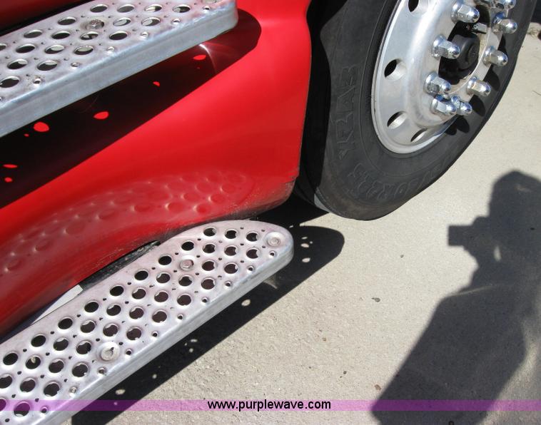 image for item 5031 2004 Kenworth T2000 semi truck