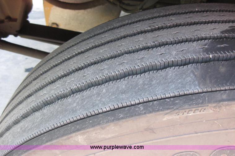 image for item 5032 2004 Kenworth T2000 semi truck