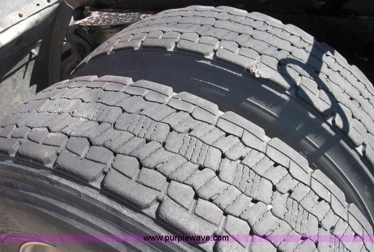 image for item 5032 2004 Kenworth T2000 semi truck