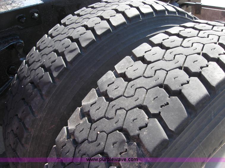 image for item 5032 2004 Kenworth T2000 semi truck