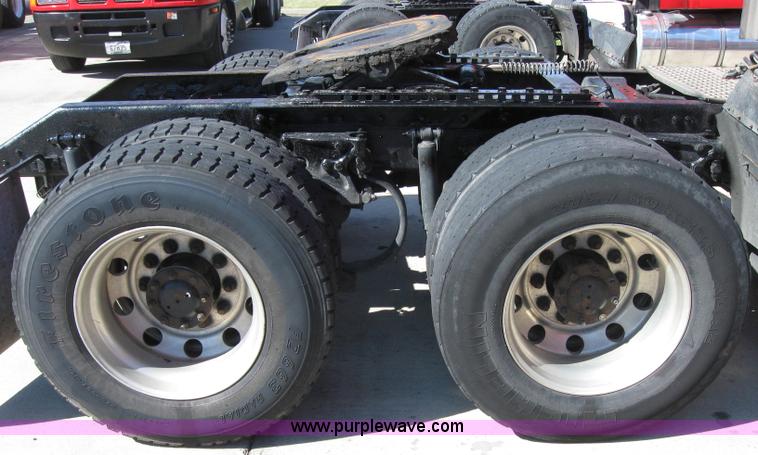 image for item 5032 2004 Kenworth T2000 semi truck