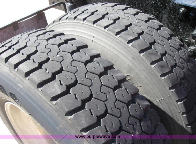 image for item 5032 2004 Kenworth T2000 semi truck