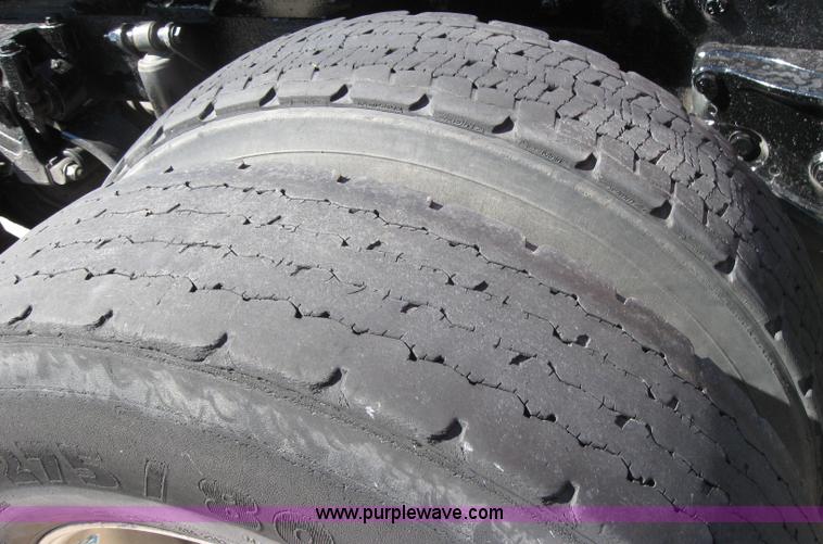 image for item 5032 2004 Kenworth T2000 semi truck