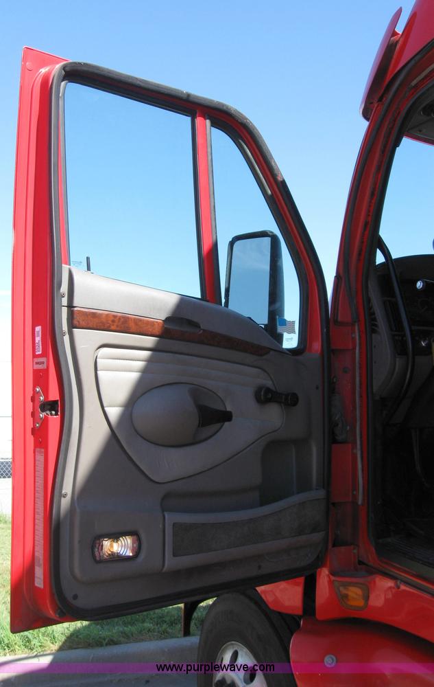 image for item 5032 2004 Kenworth T2000 semi truck